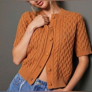 Short sleeve- knit cardigan